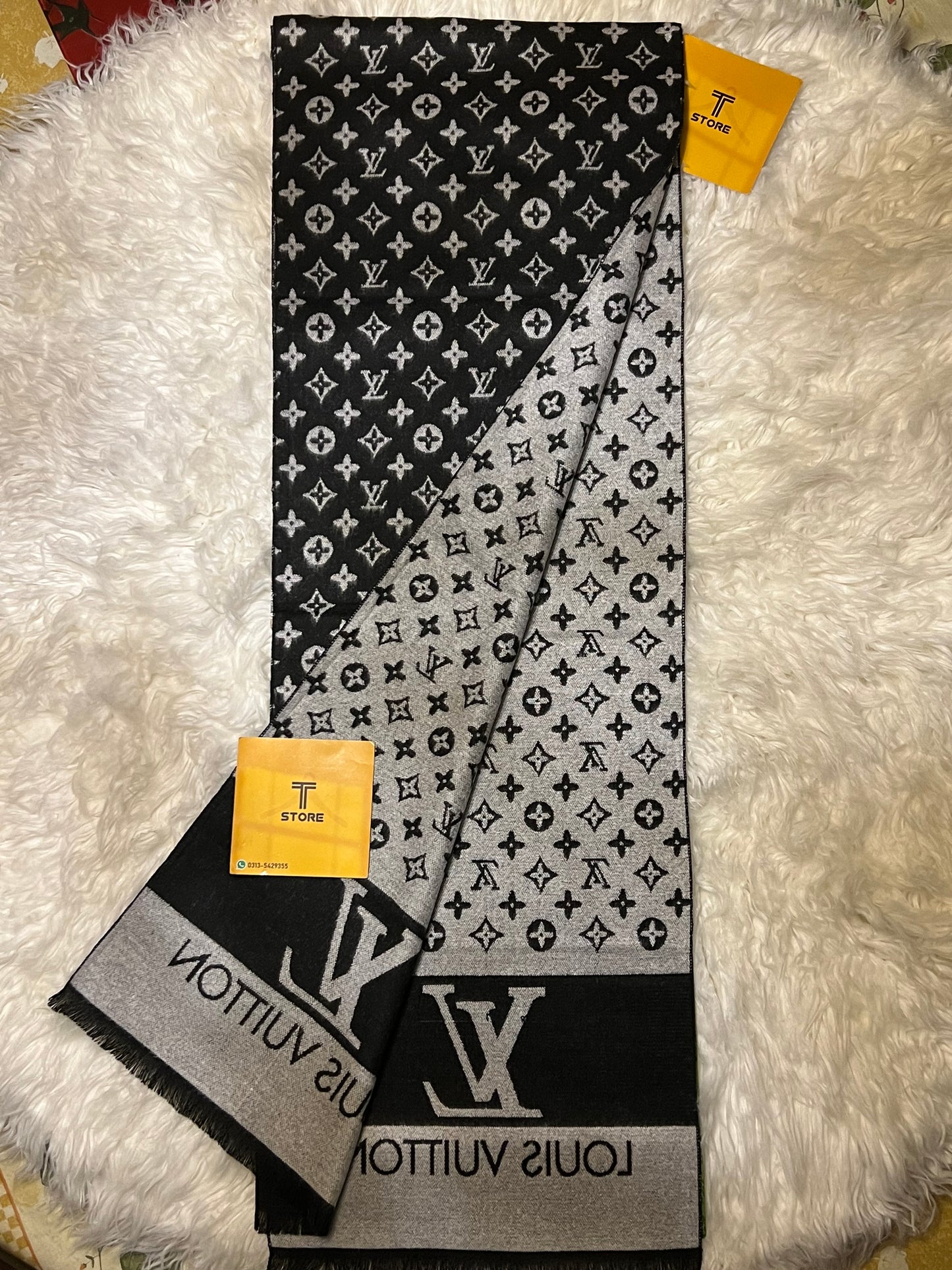 LV monogram Black and White Muffler